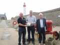 Remise du livre à Bernard Gouérec maire de Plougonvelin par Pierre Le Hir président